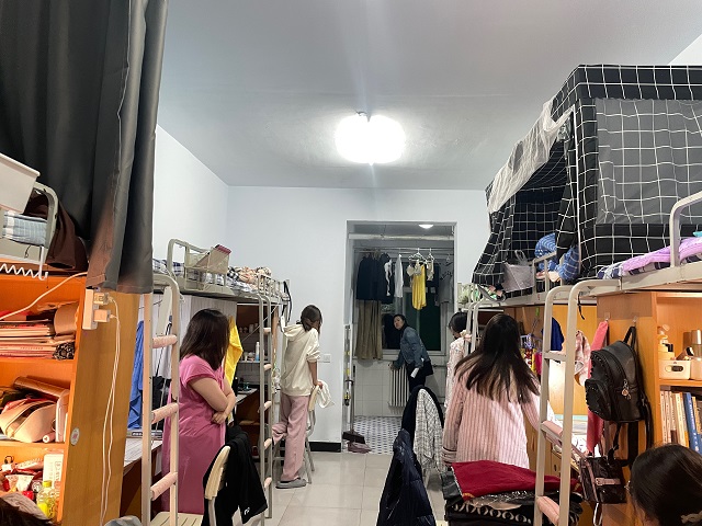 【学生管理】关怀入“寝” 安全进“室” ——商务英语学院开展宿舍安全卫生检查工作