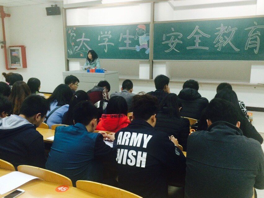 让生命坚忍不拔 让安全稳若磐石——艺术传媒系开学第一周召开校园安全再教育主题班会
