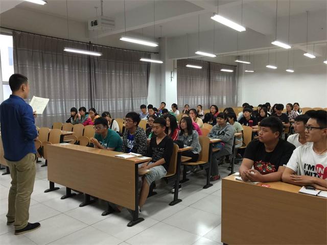 经济管理系辅导员召开大学生安全教育主题班会