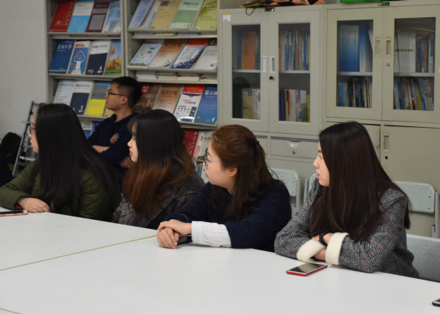 师生聚焦热点 “两会”凝聚共识——经济管理系组织师生观看全国“两会”开幕式盛况