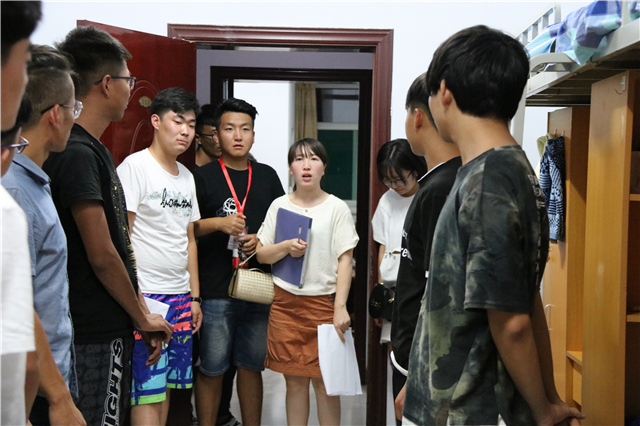 淬炼商学院辅导员走进新生宿舍
