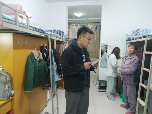 外语系辅导员开展宿舍安全大检查