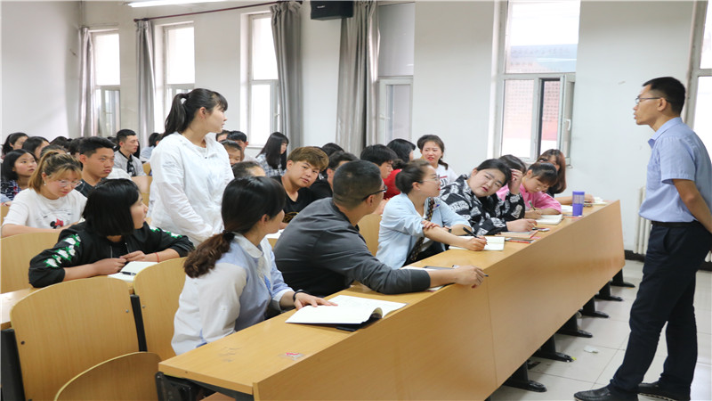 外语系开展学生干部中期座谈会