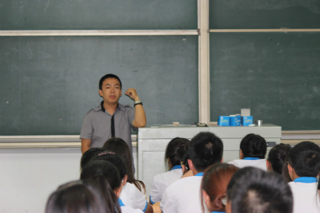 开学邂逅第一课,成就完满大学生活——环科系食安1402班开学首次班会