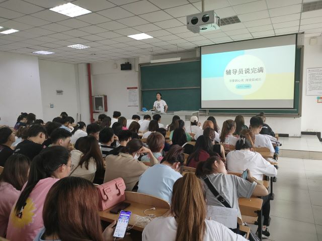 艺术传媒学院组织开展“书香润心灵 阅读促成长”主题年级会