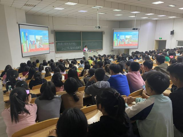 新开始,新方向——淬炼·国际商学院开展2022级新生入学教育