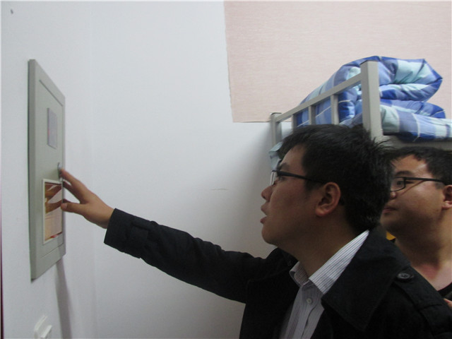 安全在身边——经济管理系进行“安全教育周”宿舍安全用电突击检查