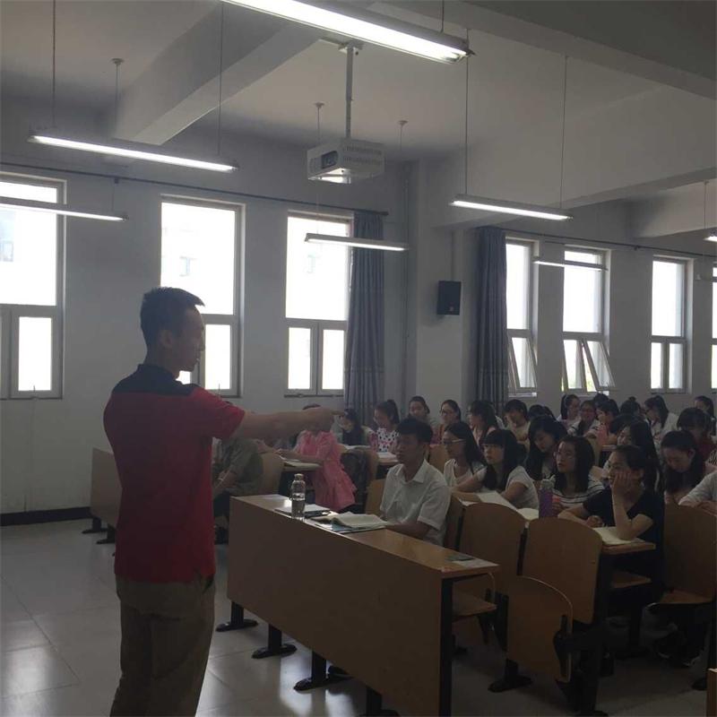 成才路上不将就——经济管理系召开大学生养成教育主题班会