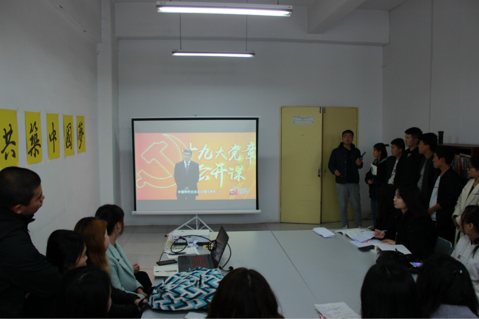 不忘初心跟党走，“两学一做”献青春