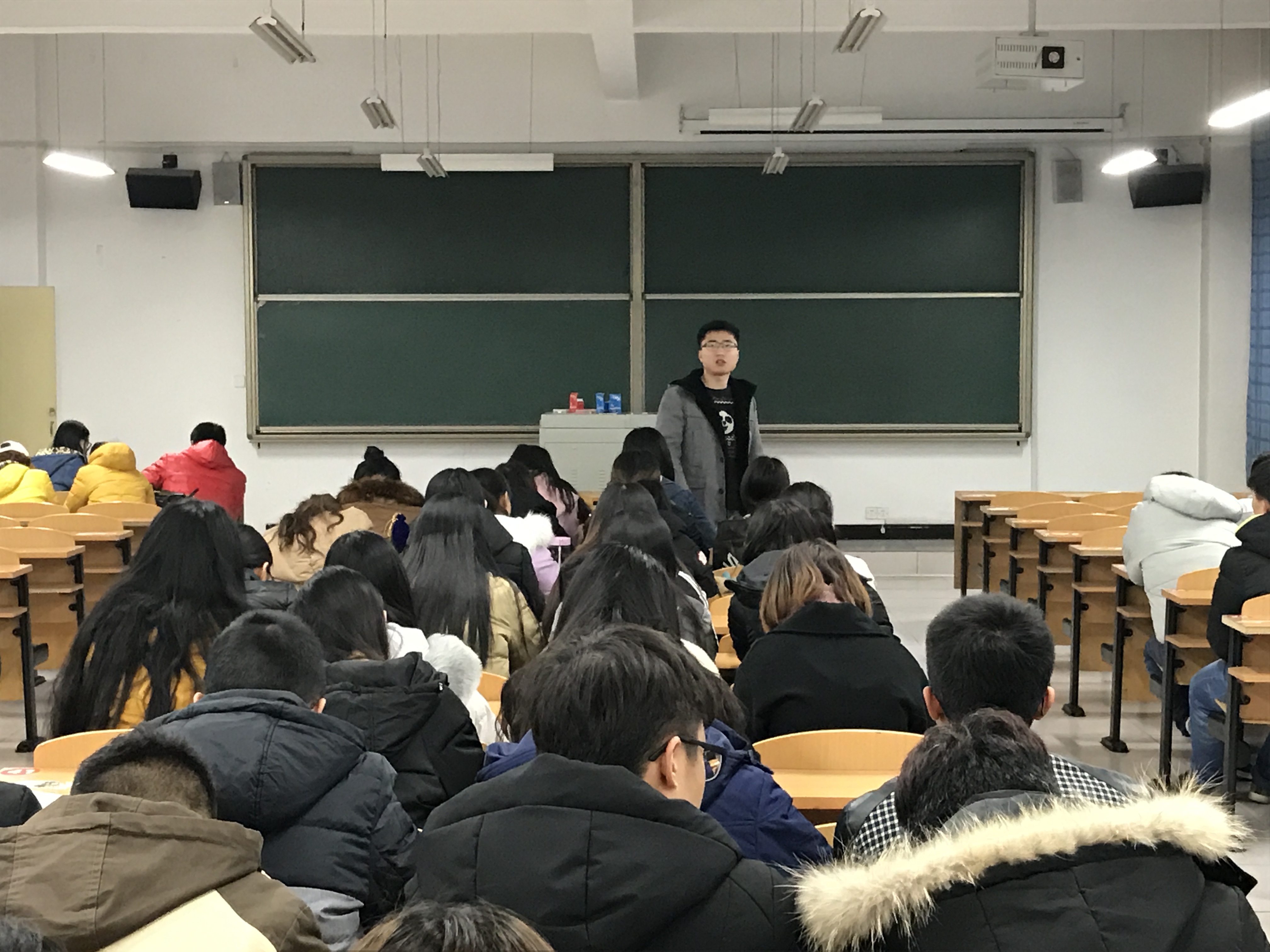 经管系召开“倡导科学理性消费,抵制校园不良网贷”主题班会