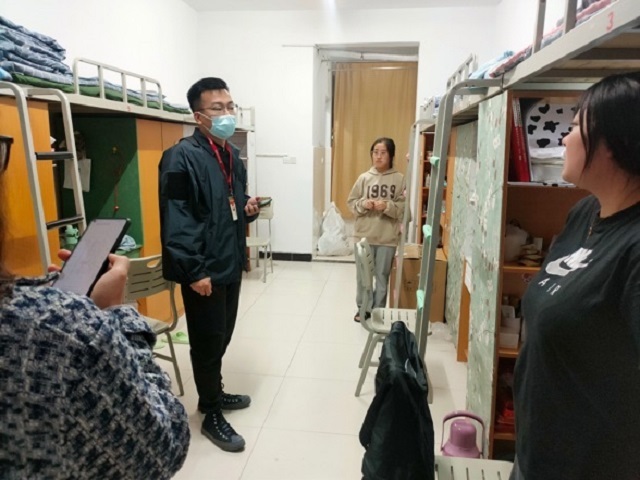 【学生管理】关怀入“寝” 安全进“室” ——商务英语学院开展宿舍安全卫生检查工作