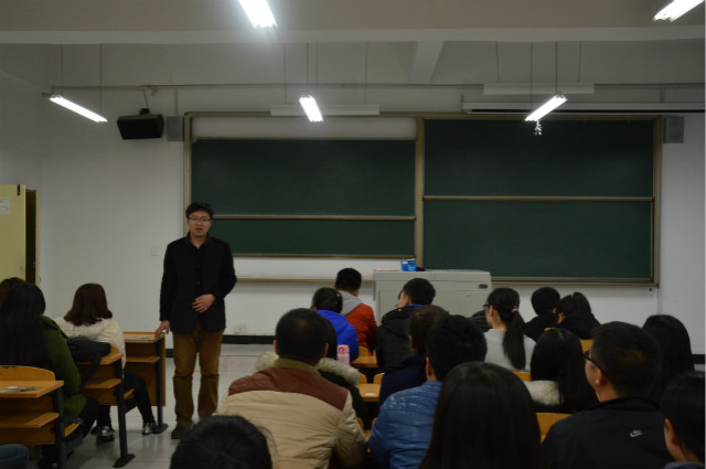 远离毒品  健康成长——记经管系开展关于“禁毒”主题班会