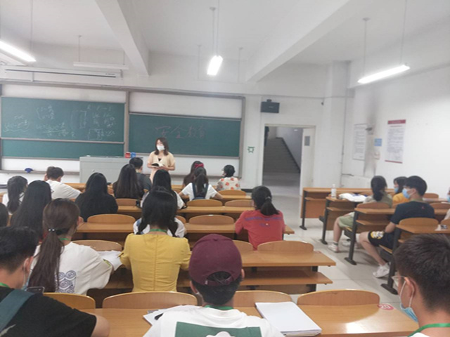 淬炼商学院2018级辅导员开展“让爱照亮生命”主题班会