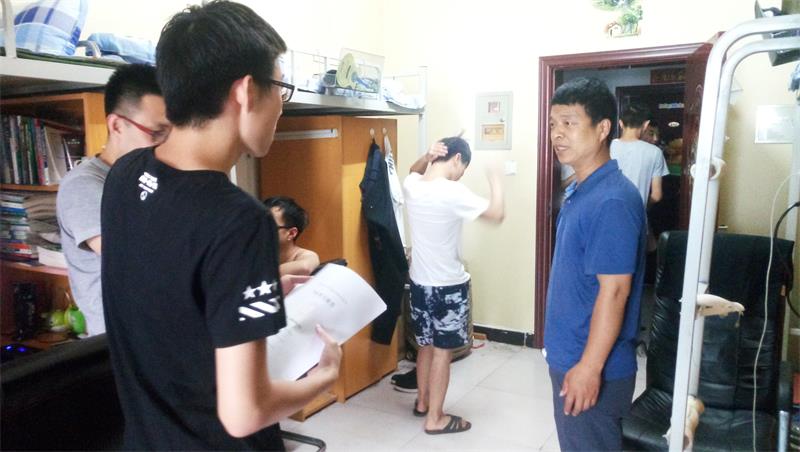 信息工程系大四辅导员深入毕业生宿舍进行全面检查