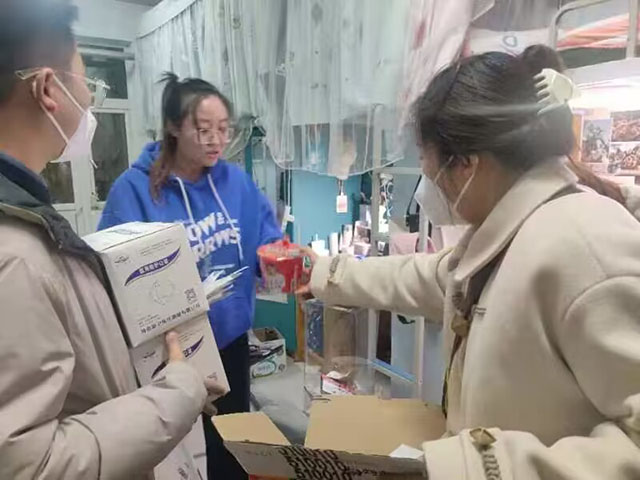 寒冬送温暖 情系考研生-艺术传媒学院辅导员们走访慰问留校学生