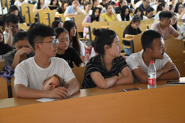 考试进行时 弘诚信优良之风——经济与管理学院召开四六级考试动员大会