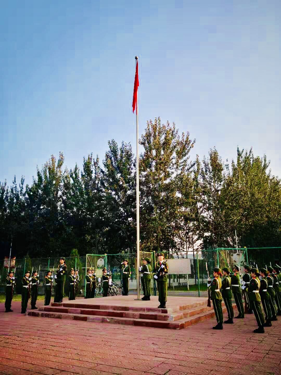 “国旗下的青春”开学第一课—我校举行升国旗,唱国歌仪式