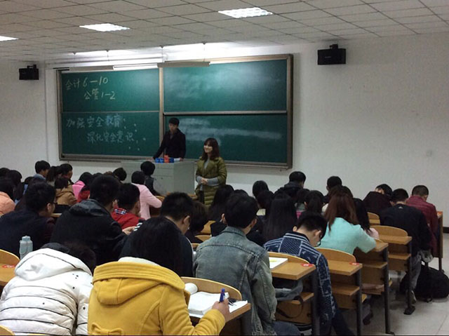 安全无小事 警钟常在心——记工管系2014-2015学年第二学期“安全教育”主题班会