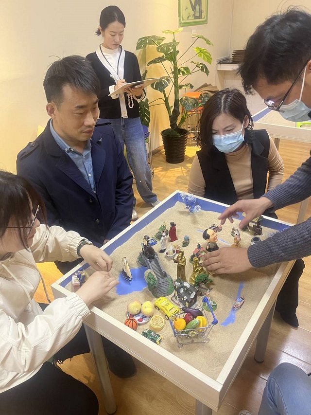 与沙相触,与心相见——食品与环境学院开展辅导员团体沙盘体验活动