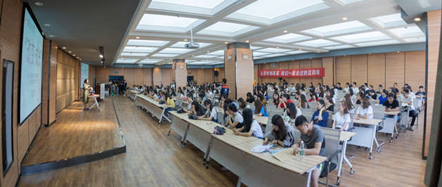 从大一到大四，我们一起走过的这四年—淬炼商学院毕业季活动