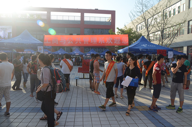 【迎新】温情工管 喜迎新生——记工管系2015级迎新工作进行中