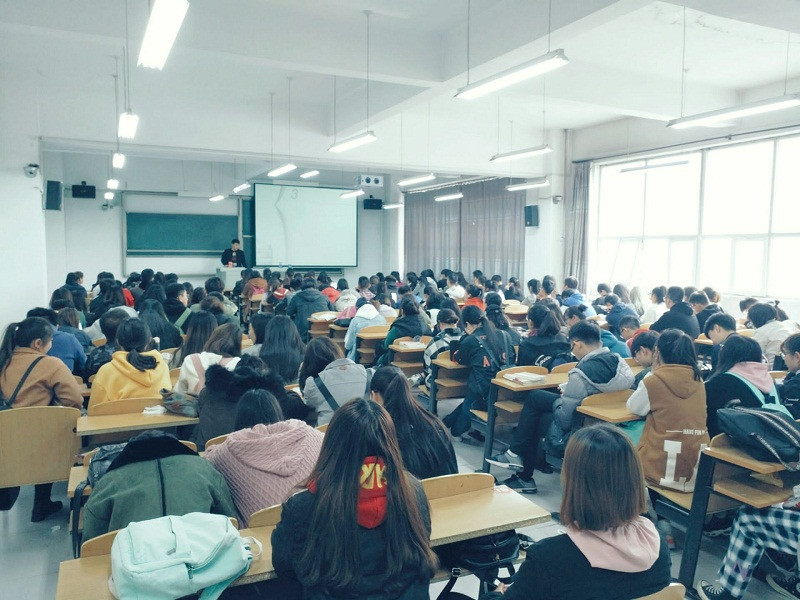 抵制诱惑 弘扬校园正能量——环科系2016级食安专业年级会