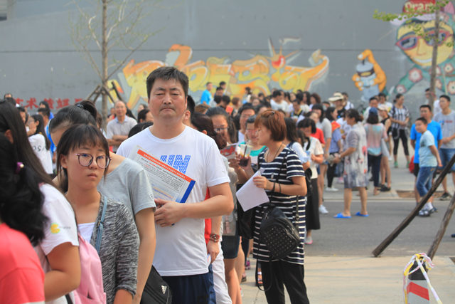 异地求学路  亲情暖心田