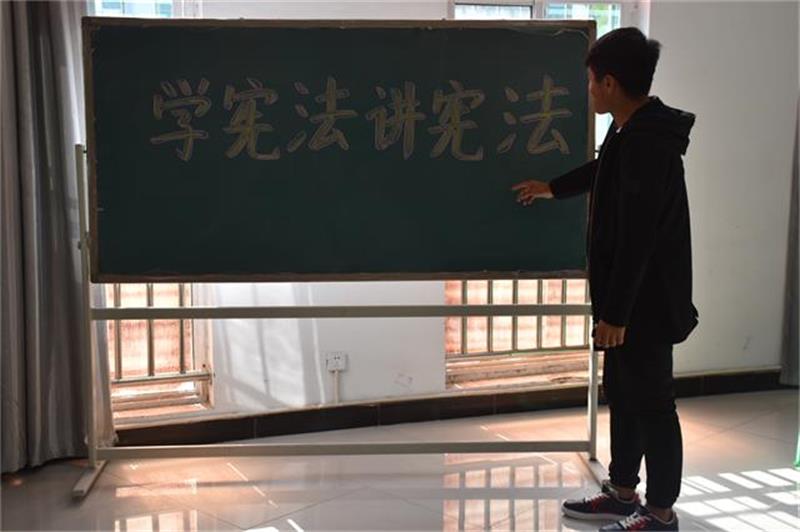 信息工程系举办学生“学宪法讲宪法”活动